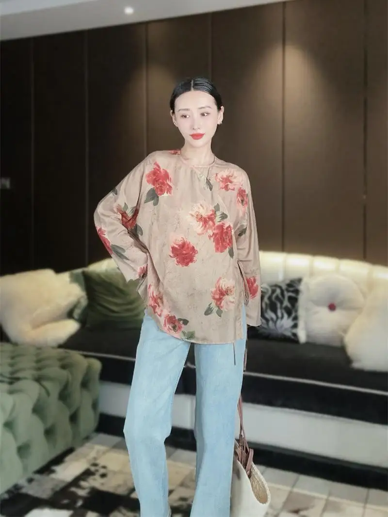 Шелковая блузка с принтом и длинным рукавом, женская, с круглым вырезом, в китайском стиле, с традиционным геометрическим узором, тонкая, с защитой от солнца, окрашенная методом дай-дай.
Шелковая блузка с принтом и длинным рукавом, женская, с круглым вырезом, в китайском стиле, с традиционным геометрическим узором, тонкая, с защитой от солнца, окрашенная методом дай-дай.