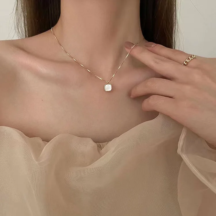 Square Simulated Shell Necklace Minimalist White Fashion Pendant Collarbone Chain 
Square Simulated Shell Necklace Minimalist White Fashion Pendant Collarbone Chain