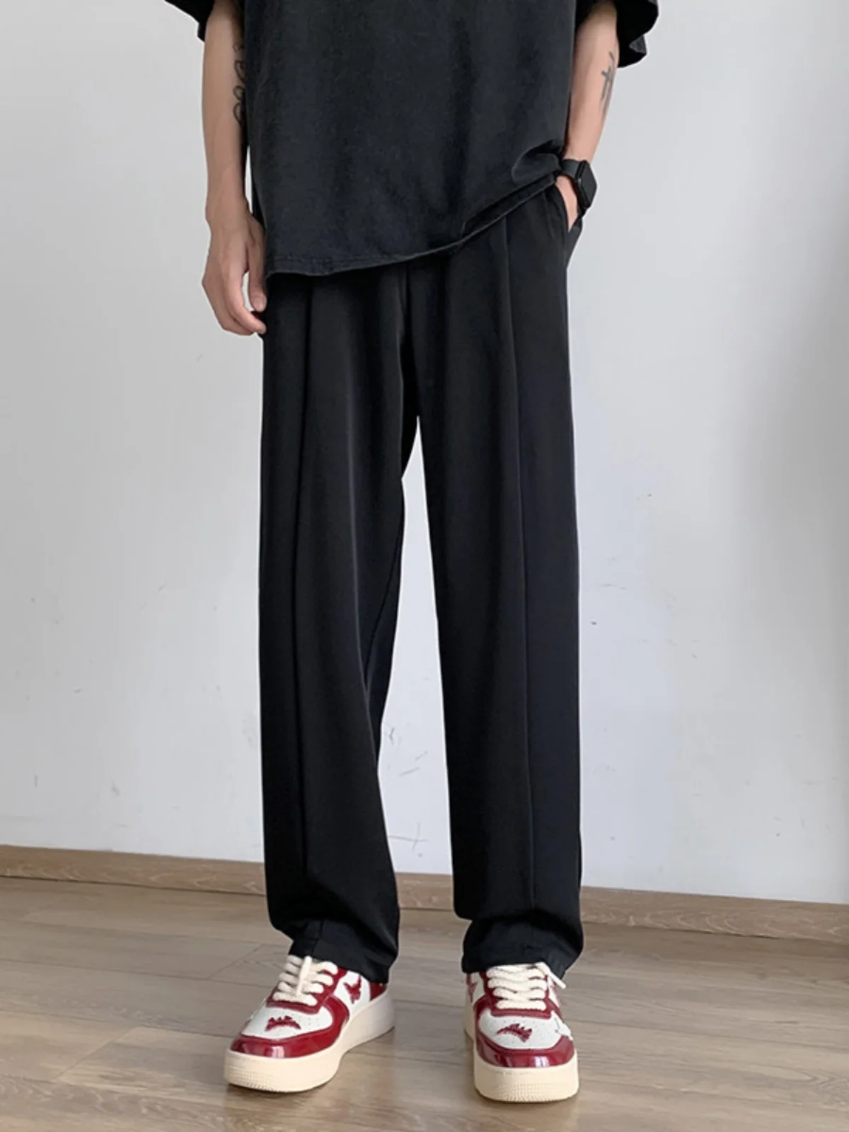 Мужские летние тонкие брюки из ледяного шелка, широкие, прямые, свободные, в американском ретро-стиле, повседневные, с эффектом прохлады
Мужские летние тонкие брюки из ледяного шелка, широкие, прямые, свободные, в американском ретро-стиле, повседневные, с эффектом прохлады