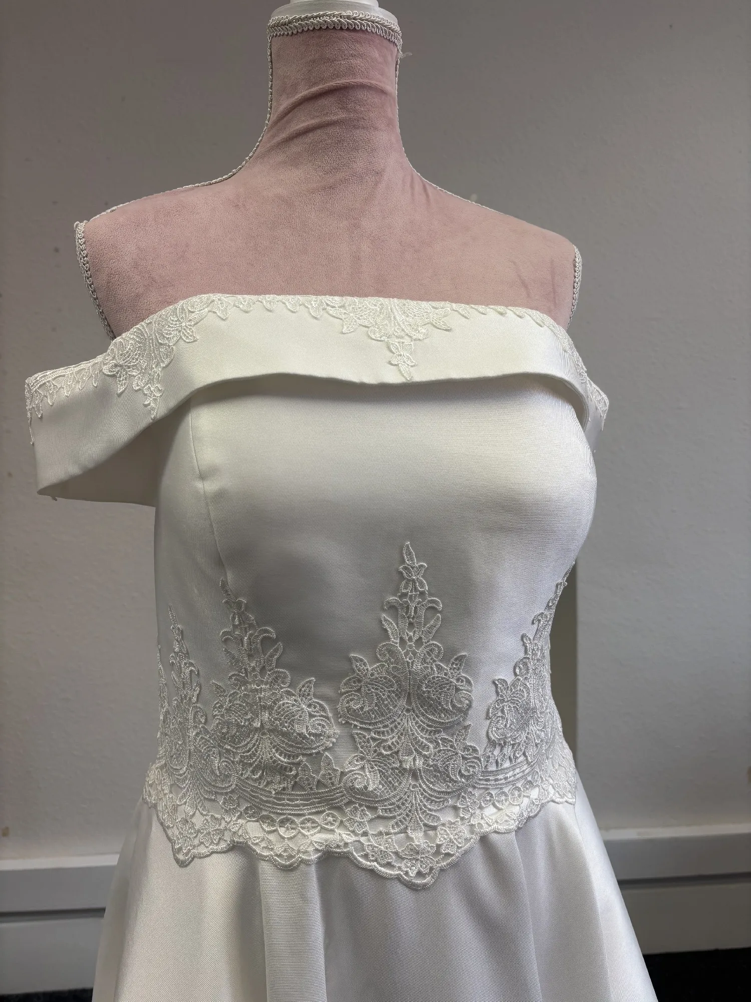 2026 Customized Exquisite Wedding Dress With One Shoulder Satin Lace Pattern Decoration Large Skirt With Tail Vestidos De Novia
2026 Customized Exquisite Wedding Dress With One Shoulder Satin Lace Pattern Decoration Large Skirt With Tail Vestidos De Novia