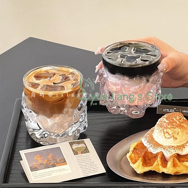 Vintage Style Iced American Coffee Cup, Irregular Fruit Tea Cup, High-end and Niche Design Cold Drink Cup, Ice Cube Galss
Vintage Style Iced American Coffee Cup, Irregular Fruit Tea Cup, High-end and Niche Design Cold Drink Cup, Ice Cube Galss