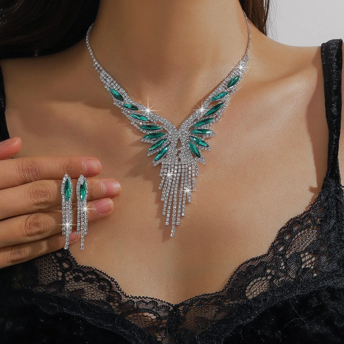 3-piece luxury crystal rhinestone and green gemstone tassel jewelry set, exquisite and elegant, perfect for wedding parties
3-piece luxury crystal rhinestone and green gemstone tassel jewelry set, exquisite and elegant, perfect for wedding parties