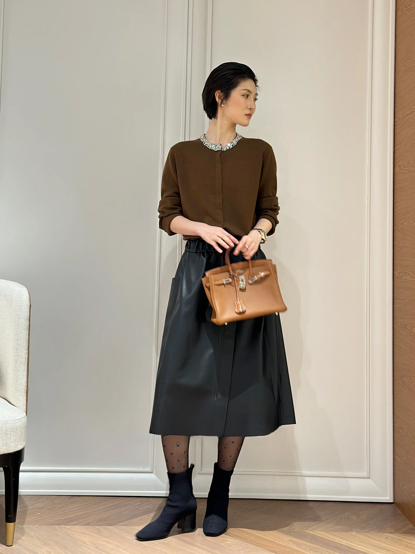 Женский вязаный кардиган из мягкой шерсти с жемчужными пуговицами, ручной работы, с круглым вырезом, короткий рукав, 8 пуговиц
Женский вязаный кардиган из мягкой шерсти с жемчужными пуговицами, ручной работы, с круглым вырезом, короткий рукав, 8 пуговиц