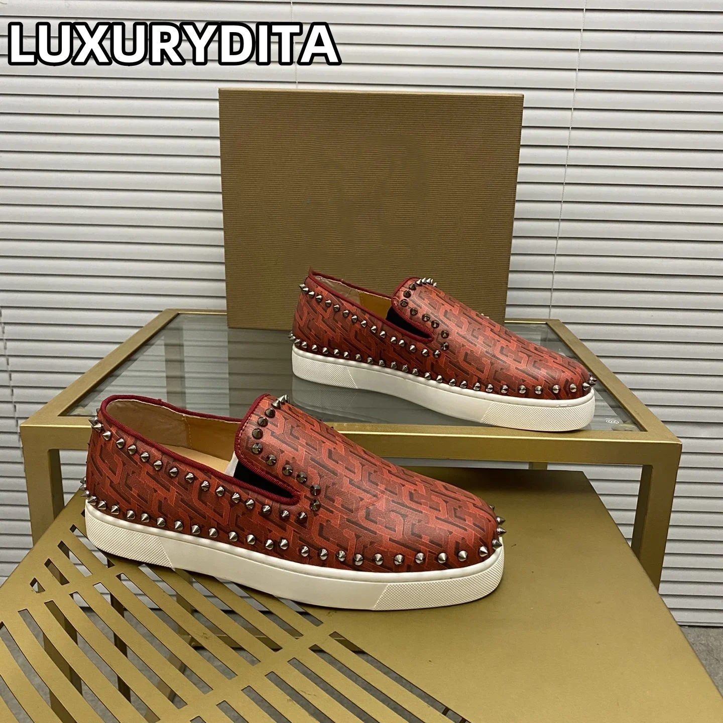 Top Quality Womens Trendy Casual Tennis Shoes Luxury Mens Real Leather Sneakers 35-48 Designr Rivet Red Soled Lovers Shoes M0062
Top Quality Womens Trendy Casual Tennis Shoes Luxury Mens Real Leather Sneakers 35-48 Designr Rivet Red Soled Lovers Shoes M0062