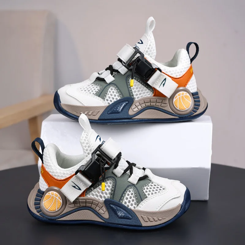 A pair of children's hook-and-loop sports shoes with mesh, for daily wear, outdoor activities and light sports DEH-D2619-D
A pair of children's hook-and-loop sports shoes with mesh, for daily wear, outdoor activities and light sports DEH-D2619-D
