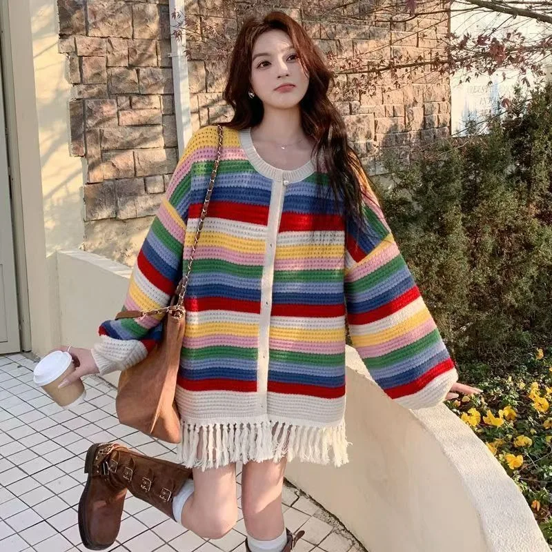 Женские кардиганы, вязаный свитер в радужную полоску для женщин, новая однобортная верхняя одежда в полоску с длинными рукавами и кисточками, новинка
Женские кардиганы, вязаный свитер в радужную полоску для женщин, новая однобортная верхняя одежда в полоску с длинными рукавами и кисточками, новинка