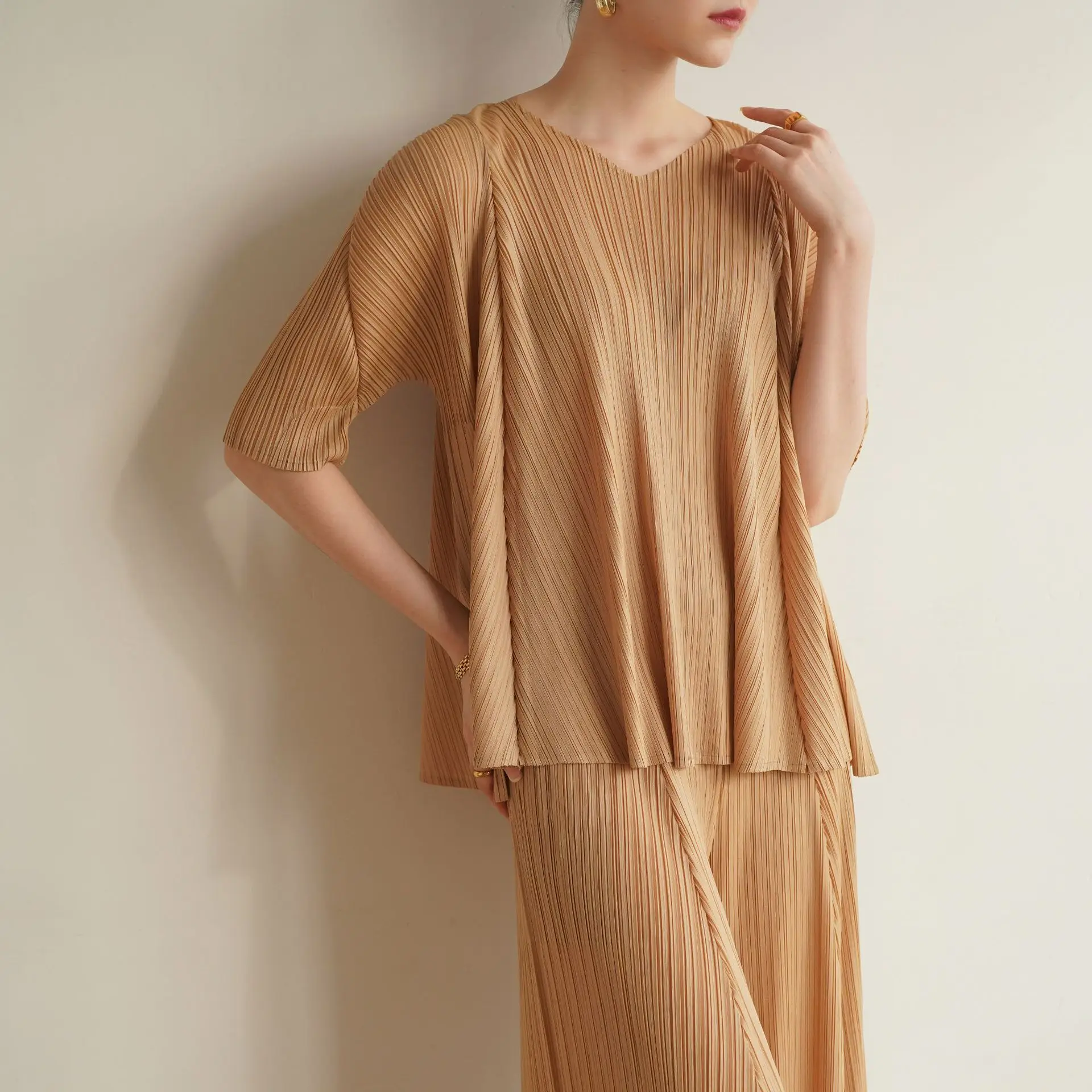 Miyake Pleated T-shirt Plisse2025 Summer New Fold Miyake High-end Pleat Casual Thin Cover Tummy Meat V-neck Pleats T-shirt
Miyake Pleated T-shirt Plisse2025 Summer New Fold Miyake High-end Pleat Casual Thin Cover Tummy Meat V-neck Pleats T-shirt