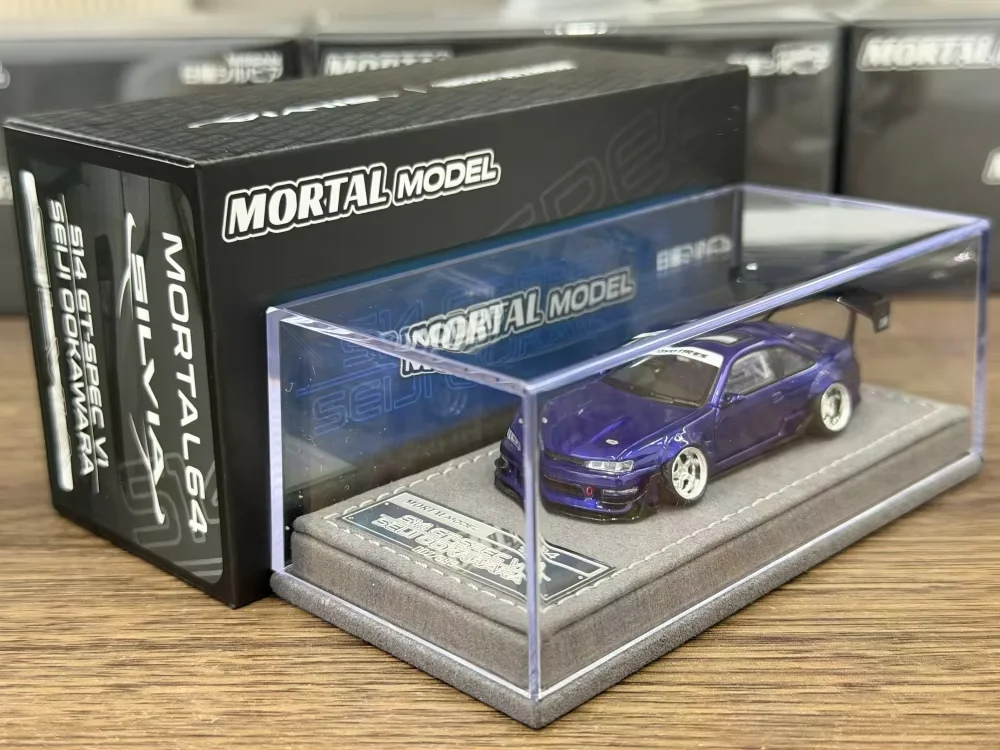 В наличии: Коллекционная модель автомобиля Mortal 1:64 S14 в масштабе 1:64, подарочная серия.
В наличии: Коллекционная модель автомобиля Mortal 1:64 S14 в масштабе 1:64, подарочная серия.