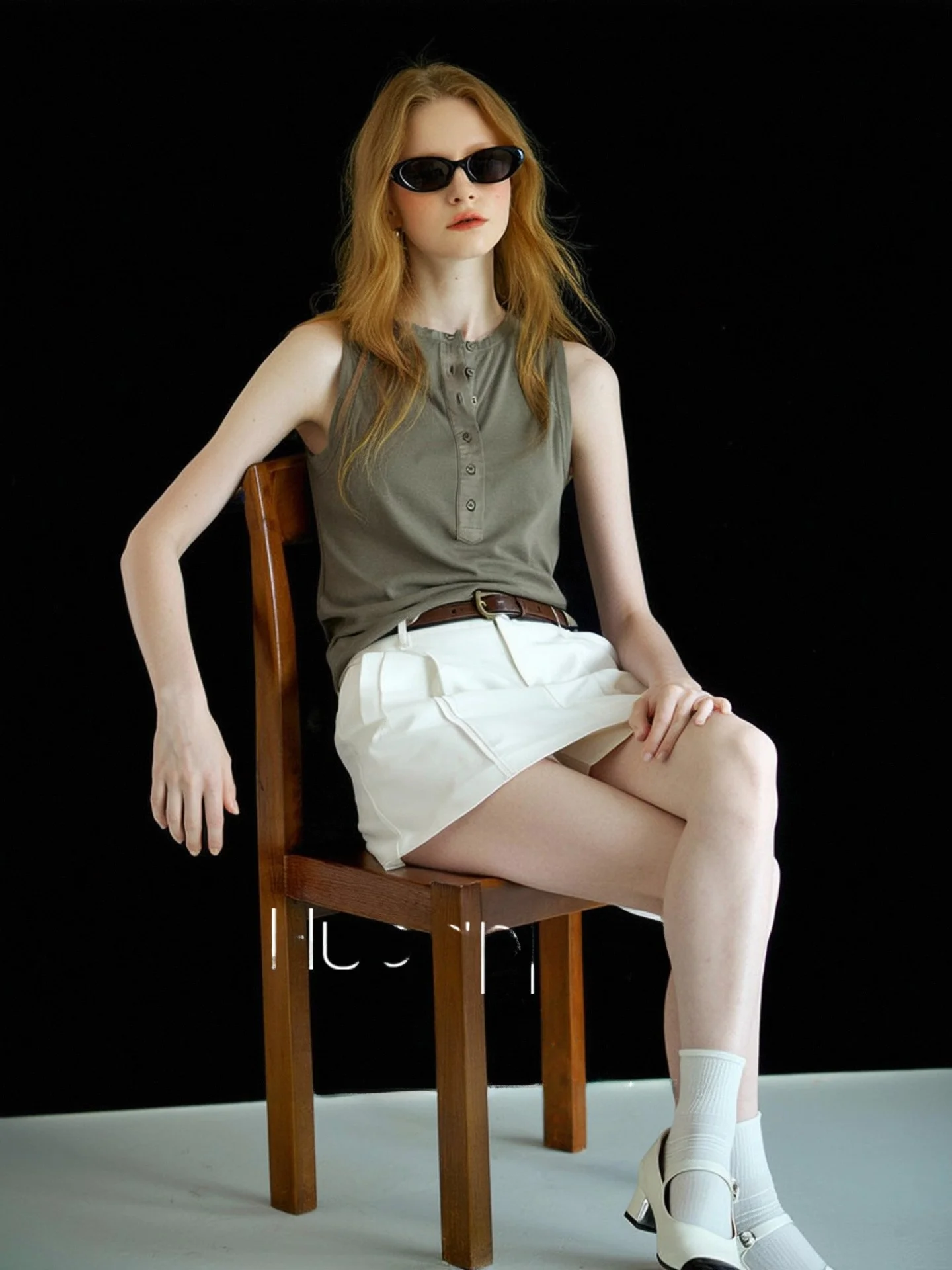 Huaappuw Henry Collar Sleeveless Loose Women's Top Summer 2026 New Style Versatile Outerwear Casual Short Length Single Button
Huaappuw Henry Collar Sleeveless Loose Women's Top Summer 2026 New Style Versatile Outerwear Casual Short Length Single Button