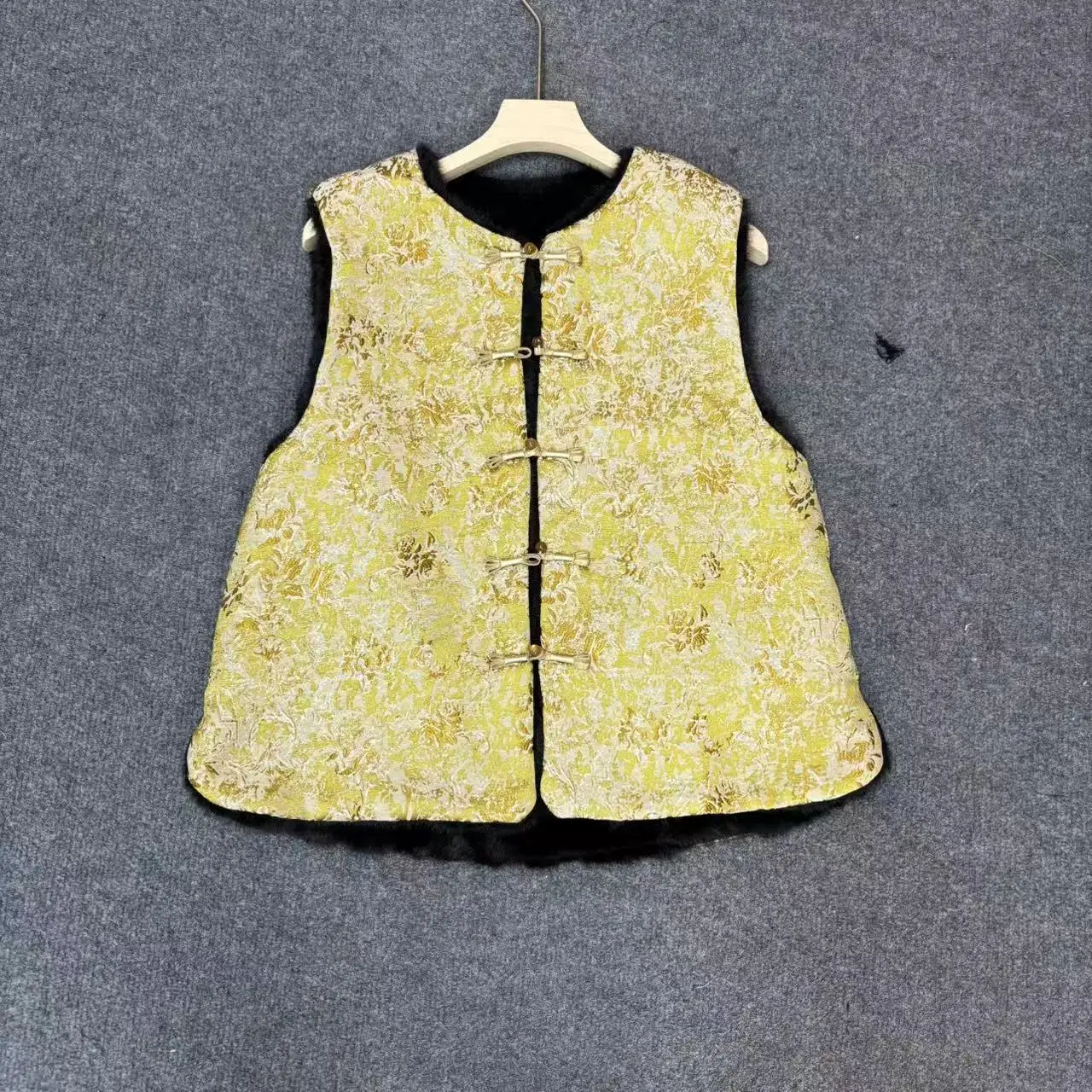 Double-Sided Double Wear 2025 Winter New Jacquard Stitching Furry Vintage Waistcoat Thick Warm Jacket
Double-Sided Double Wear 2025 Winter New Jacquard Stitching Furry Vintage Waistcoat Thick Warm Jacket