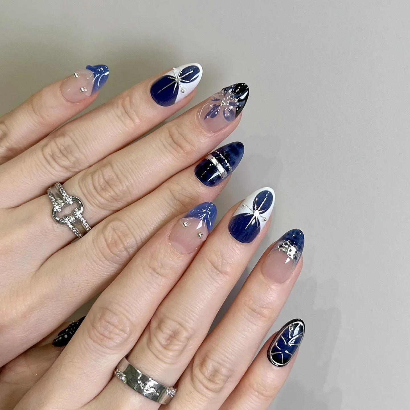 30 pieces of water ripple three-dimensional relief magic mirror powder, wearing armor almond style, cold deep sea wind, summer blues, advanced sense
30 pieces of water ripple three-dimensional relief magic mirror powder, wearing armor almond style, cold deep sea wind, summer blues, advanced sense