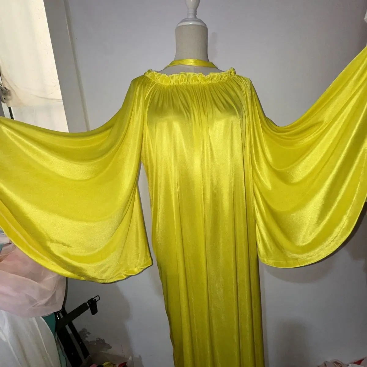 Men Ice Silk Glossy Yellow Rose Long Dress Women Elastic Silky Loose Maxi Dress Long Sleeve Plus Size Sexy Sleeping Robe
Men Ice Silk Glossy Yellow Rose Long Dress Women Elastic Silky Loose Maxi Dress Long Sleeve Plus Size Sexy Sleeping Robe