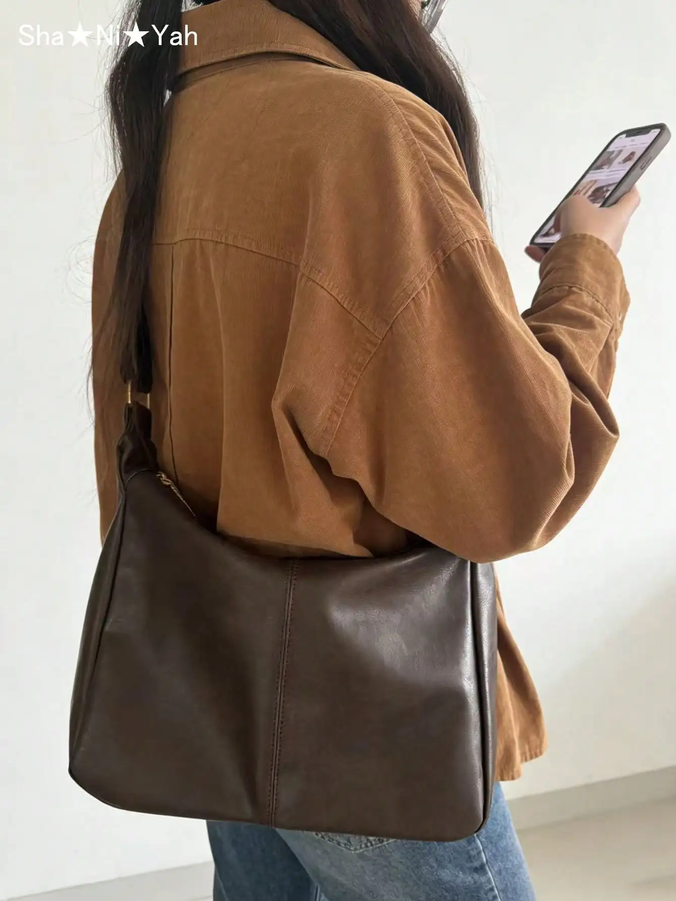 Brown Vegan Leather Crossbody Bag with Structured Shape and Zip Closure
Brown Vegan Leather Crossbody Bag with Structured Shape and Zip Closure