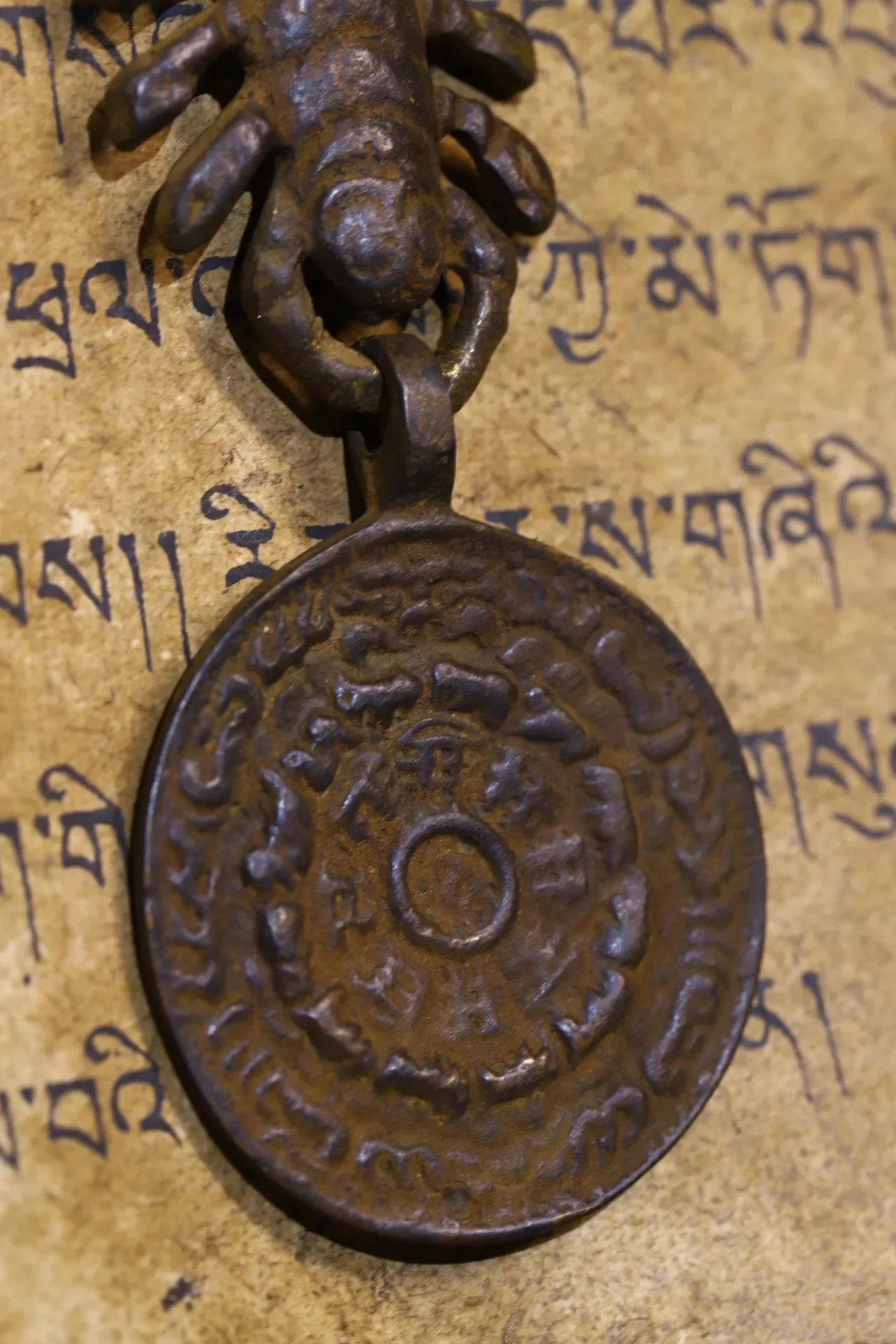 4"Tibetan Temple Collection Old Bronze Cinnabar Scorpion Statue Buddha Plate Cross Vajra Pendant Amulet Dharma Town house
4"Tibetan Temple Collection Old Bronze Cinnabar Scorpion Statue Buddha Plate Cross Vajra Pendant Amulet Dharma Town house