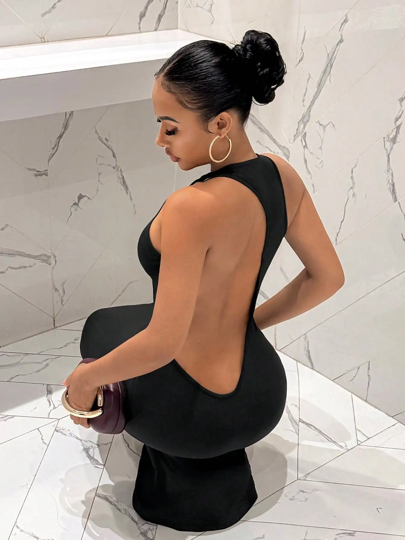 Черное облегающее длинное платье без рукавов и с открытой спиной для вечернего или повседневного образа
Черное облегающее длинное платье без рукавов и с открытой спиной для вечернего или повседневного образа