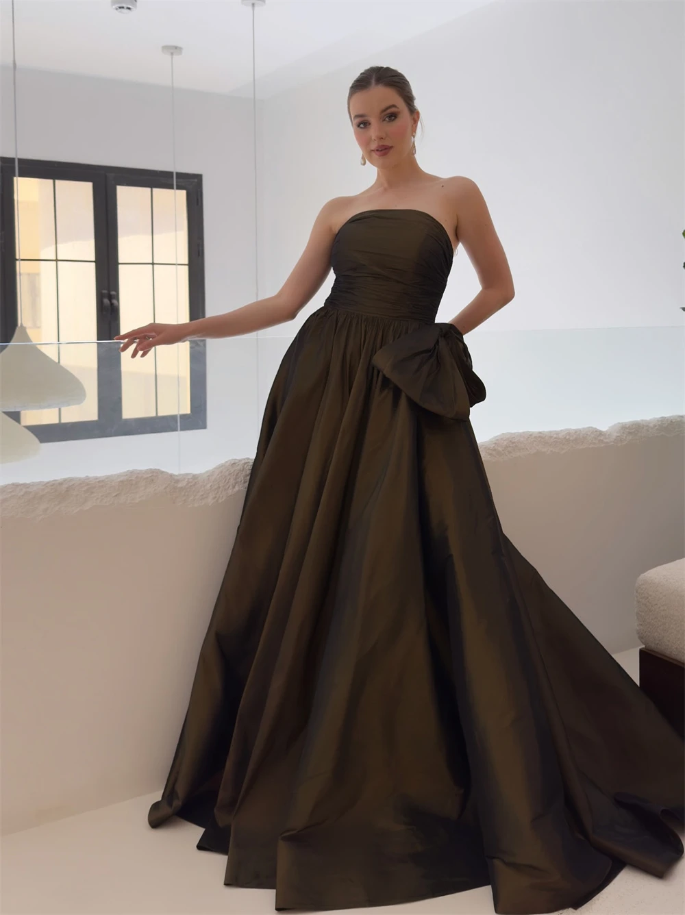 Формальное атласное вечернее платье по индивидуальному заказу, элегантное платье без бретелек без рукавов для выпускного вечера, классические платья со шлейфом для особых случаев
Формальное атласное вечернее платье по индивидуальному заказу, элегантное платье без бретелек без рукавов для выпускного вечера, классические платья со шлейфом для особых случаев