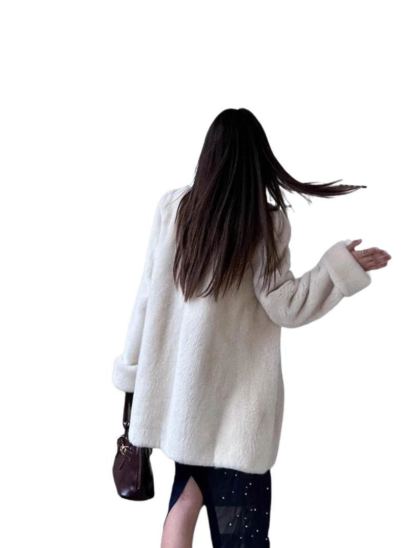 A rich girl's faux mink fur coat for women, a mid-length, all-in-one fur coat with a high-end feel for autumn and winter
A rich girl's faux mink fur coat for women, a mid-length, all-in-one fur coat with a high-end feel for autumn and winter