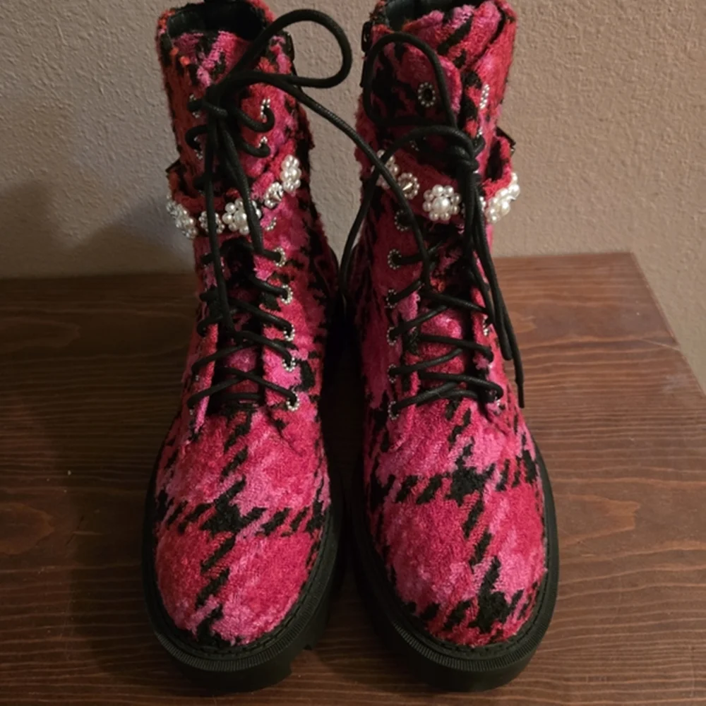 Crimson Pink Camo-Fluff Ankle Boots Chunky Black Platform Heel Pearl-Floral Embellished Strap Sweet Cool Design Y2K-Glam Style
Crimson Pink Camo-Fluff Ankle Boots Chunky Black Platform Heel Pearl-Floral Embellished Strap Sweet Cool Design Y2K-Glam Style