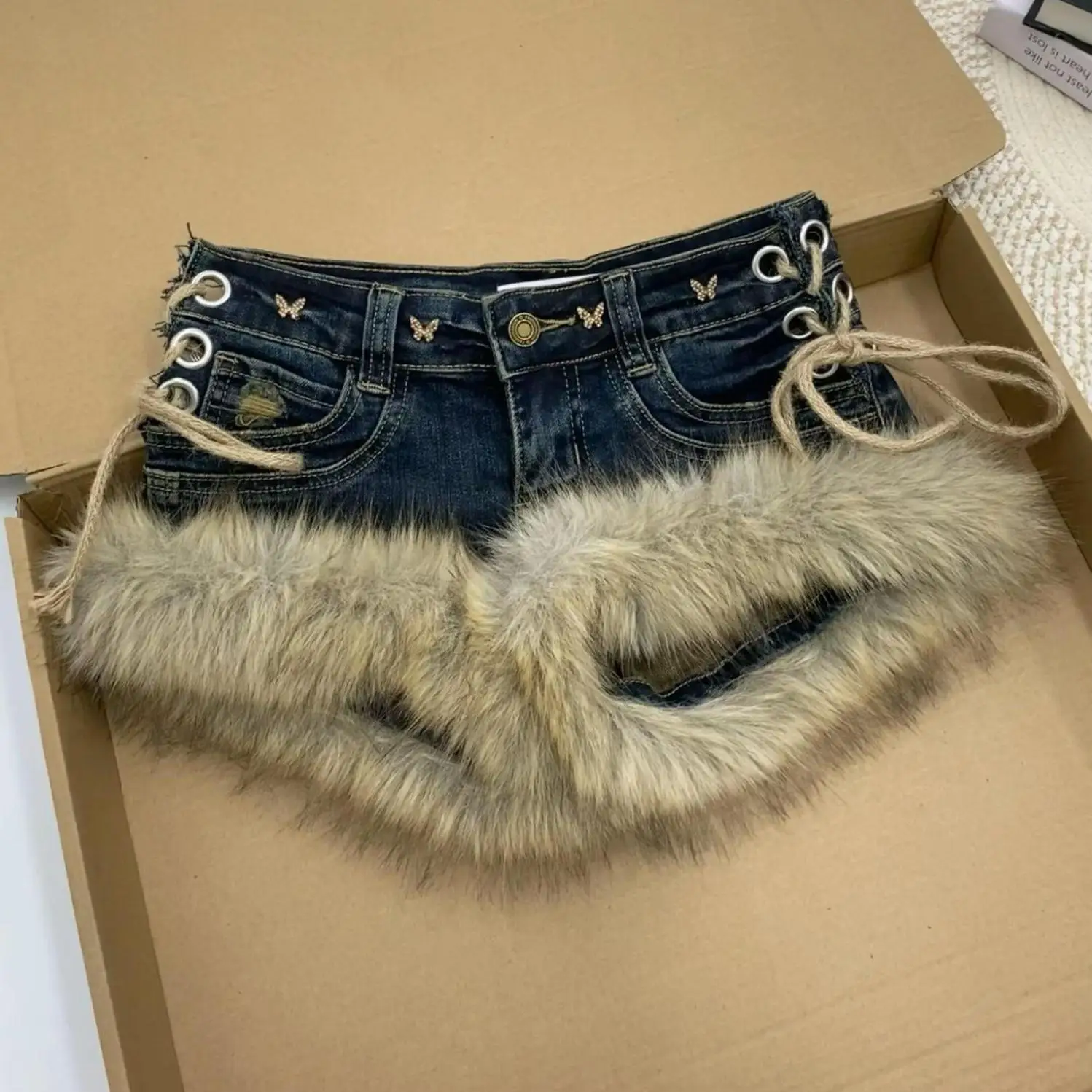 2026 Новый дизайн Sense Fluffy Splicing Джинсовые шорты High Street Spice Girl Y2k с низкой талией Плюшевые джинсовые шорты Горячие брюки
2026 Новый дизайн Sense Fluffy Splicing Джинсовые шорты High Street Spice Girl Y2k с низкой талией Плюшевые джинсовые шорты Горячие брюки
