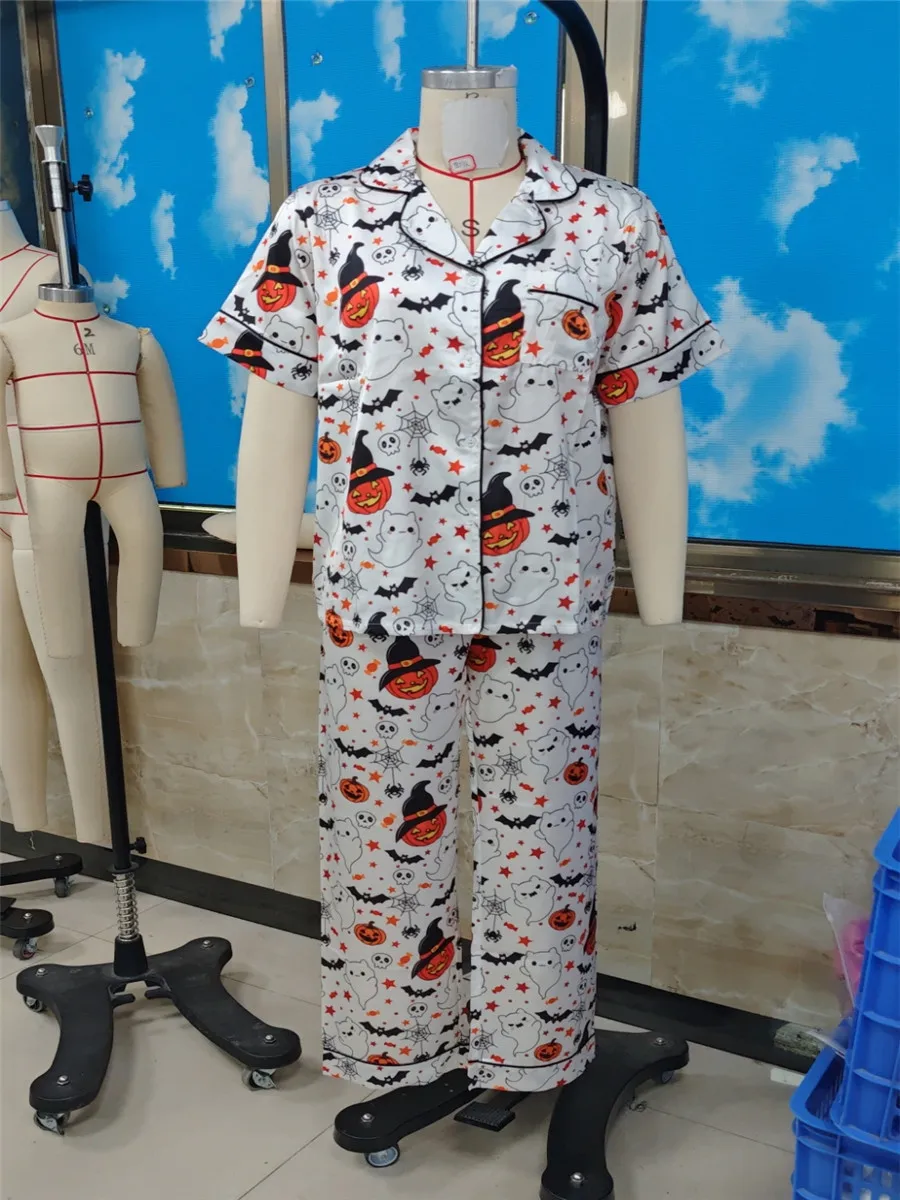 Women's Satin Pajama Sets Halloween Ghosts and Pumpkin Prints Button Up Lapel V Neck Short Sleeve Tops with Pants Sleepwear Pjs
Women's Satin Pajama Sets Halloween Ghosts and Pumpkin Prints Button Up Lapel V Neck Short Sleeve Tops with Pants Sleepwear Pjs