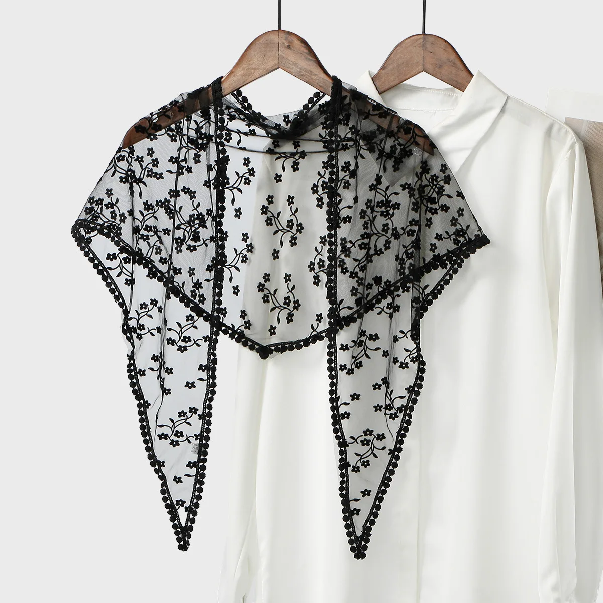 Korean lace niche belt new girl fashion versatile waist towel hollow flower triangle towel shawl
Korean lace niche belt new girl fashion versatile waist towel hollow flower triangle towel shawl