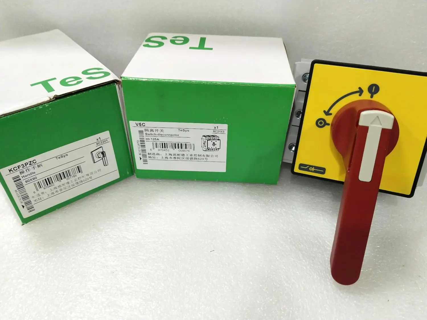 VCF5C = V5C + KCF3PZC VCF5 Switch disconnector for ON/emergency stop, 125A, 4 screws fixing, for mounting on door
VCF5C = V5C + KCF3PZC VCF5 Switch disconnector for ON/emergency stop, 125A, 4 screws fixing, for mounting on door