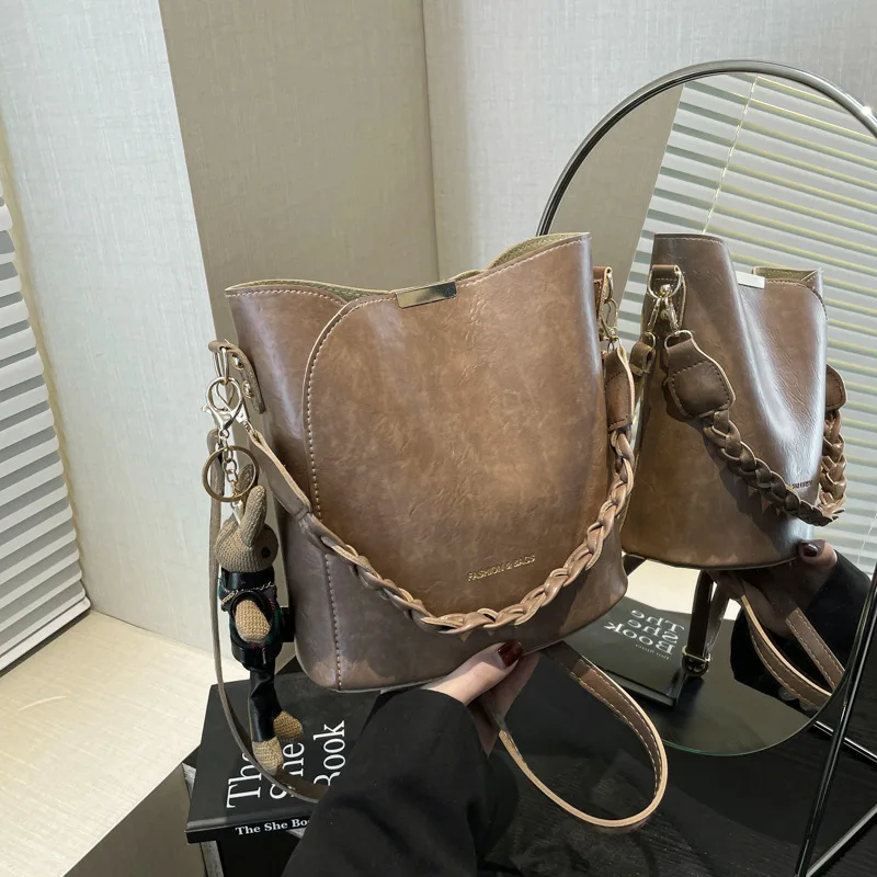 Женская сумка, новинка 2025, универсальные сумки через плечо с ретро-дизайном, модная повседневная дорожная сумка
Женская сумка, новинка 2025, универсальные сумки через плечо с ретро-дизайном, модная повседневная дорожная сумка