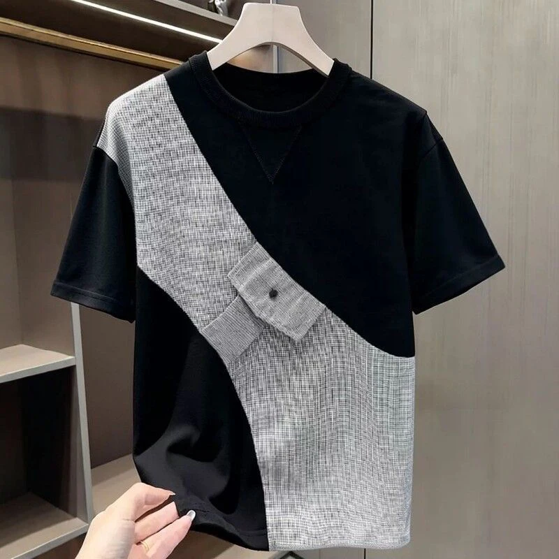 2026 Summer New Men Black Gray Woven Patchwork T-Shirt Crew Neck Pocket Decor Loose Oversized Plus Size Short Sleeve Casual Tops
2026 Summer New Men Black Gray Woven Patchwork T-Shirt Crew Neck Pocket Decor Loose Oversized Plus Size Short Sleeve Casual Tops