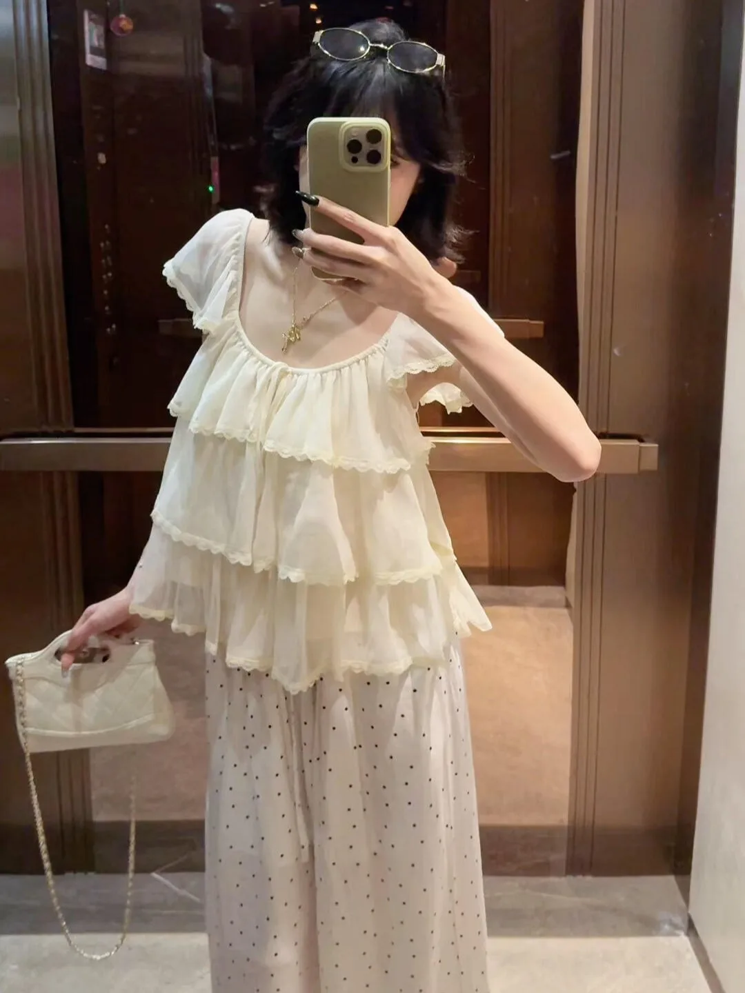Elegant White Lace Trim Bow Tie Loose Fit Square Collar Summer Top Women's Chiffon Blouse Floral Print Casual Commute Style
Elegant White Lace Trim Bow Tie Loose Fit Square Collar Summer Top Women's Chiffon Blouse Floral Print Casual Commute Style