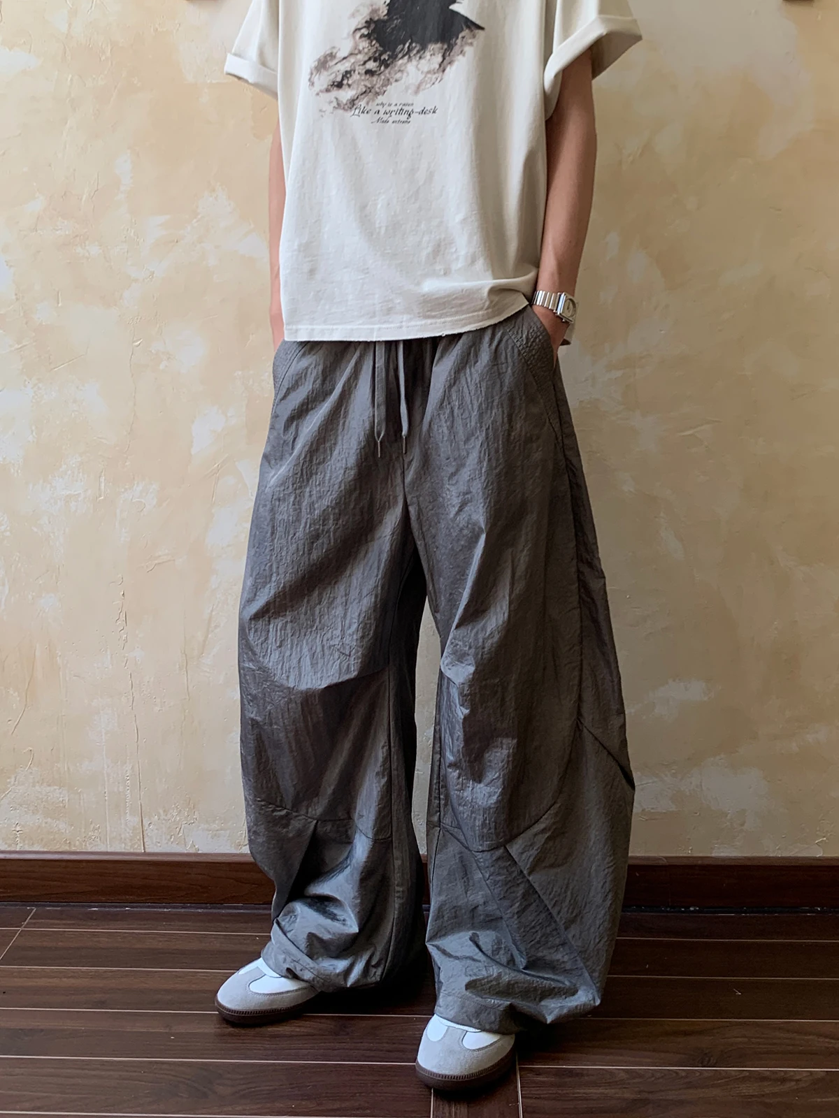 Oalin American Retro Paper Bag Waist Pleated Wide Leg Dstring Elastic Casual Pants Men Summer Loose Trousers for Teens
Oalin American Retro Paper Bag Waist Pleated Wide Leg Dstring Elastic Casual Pants Men Summer Loose Trousers for Teens