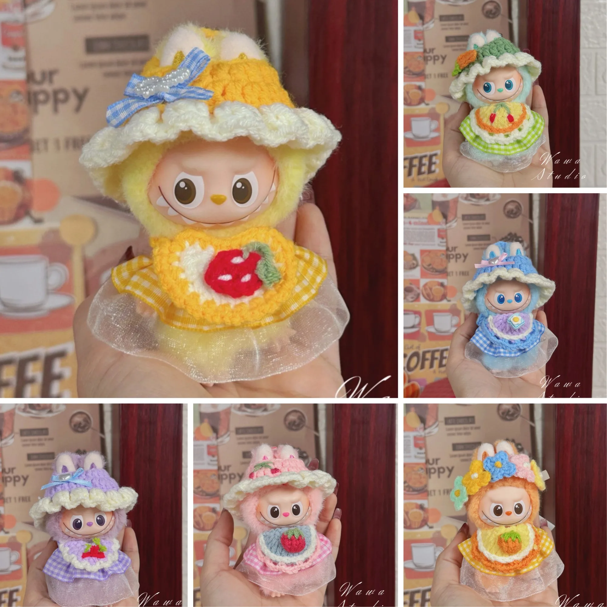 Новая мини- LABUBU 4,0 серии Heart Code, кукольная одежда цвета макарон, шапка ручной вязки, шарф, клетчатая юбка, комплект из 3 предметов 
Новая мини- LABUBU 4,0 серии Heart Code, кукольная одежда цвета макарон, шапка ручной вязки, шарф, клетчатая юбка, комплект из 3 предметов