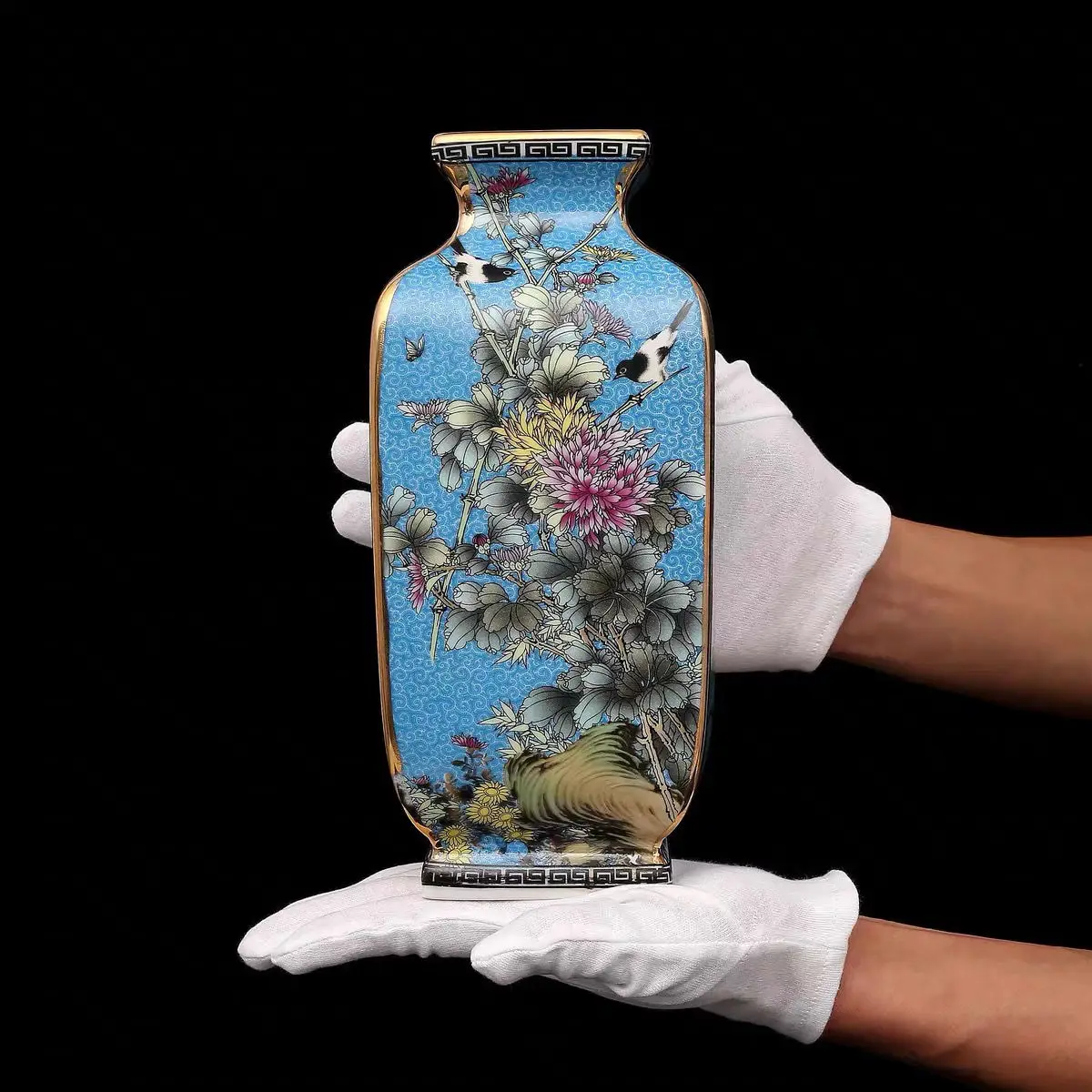 Qing Dynasty Qianlong Enamel Gold Square Flower and Bird Vase Antique Porcelain Porcelain Collection
Qing Dynasty Qianlong Enamel Gold Square Flower and Bird Vase Antique Porcelain Porcelain Collection