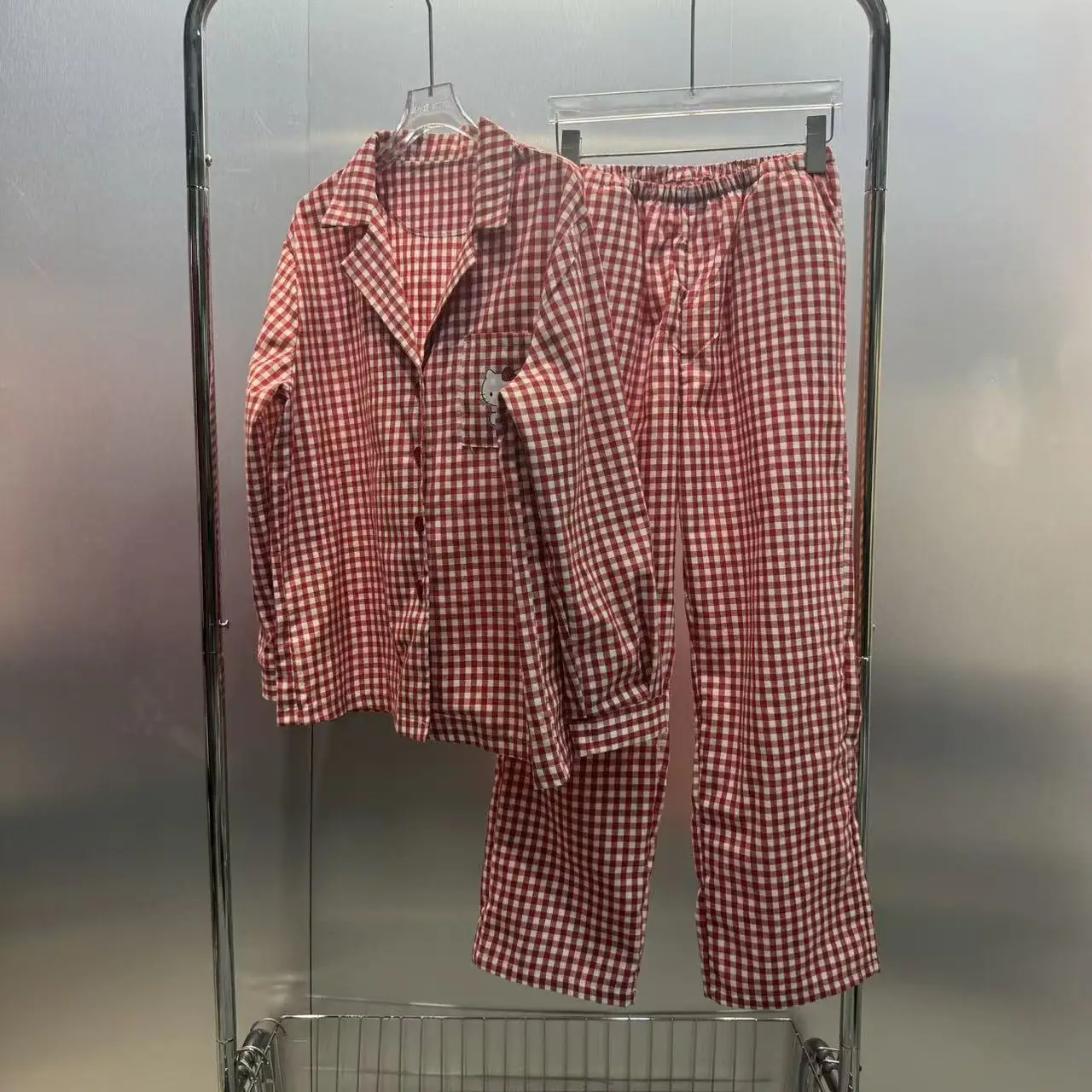 Fashionable Korean Style Plaid Cartoon Home Clothes Set Winter 2025 Women's Loose Fit Button up Long Sleeve Cotton Suit
Fashionable Korean Style Plaid Cartoon Home Clothes Set Winter 2025 Women's Loose Fit Button up Long Sleeve Cotton Suit