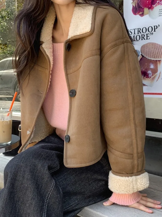 Корейская зимняя винтажная модная короткая куртка с отложным воротником на одной пуговице из овечьей шерсти, женская трендовая куртка из искусственной кожи с мехом
Корейская зимняя винтажная модная короткая куртка с отложным воротником на одной пуговице из овечьей шерсти, женская трендовая куртка из искусственной кожи с мехом