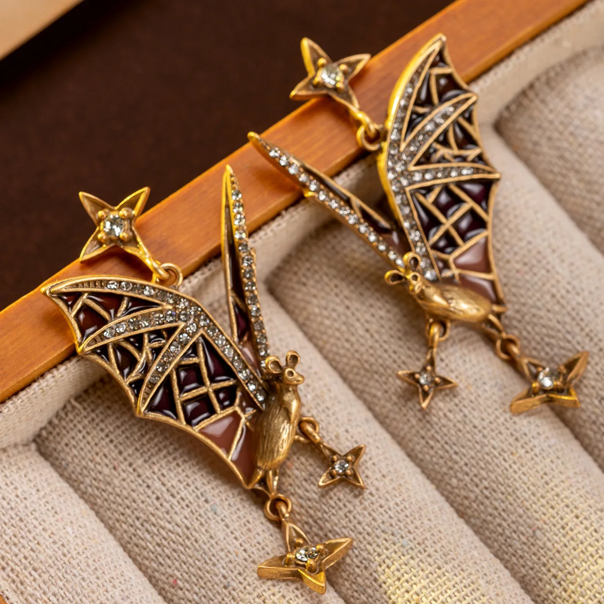 Vintage European Style Bat Dangle Earrings Exaggerated Statement Earrings for Women Unique Palace Rhinestone Earring M955
Vintage European Style Bat Dangle Earrings Exaggerated Statement Earrings for Women Unique Palace Rhinestone Earring M955