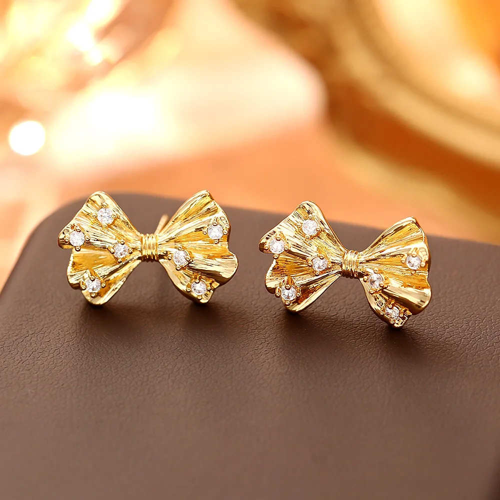 Fashionable and exquisite bow zircon earrings, high-end niche design earrings, small and versatile commuting earrings
Fashionable and exquisite bow zircon earrings, high-end niche design earrings, small and versatile commuting earrings