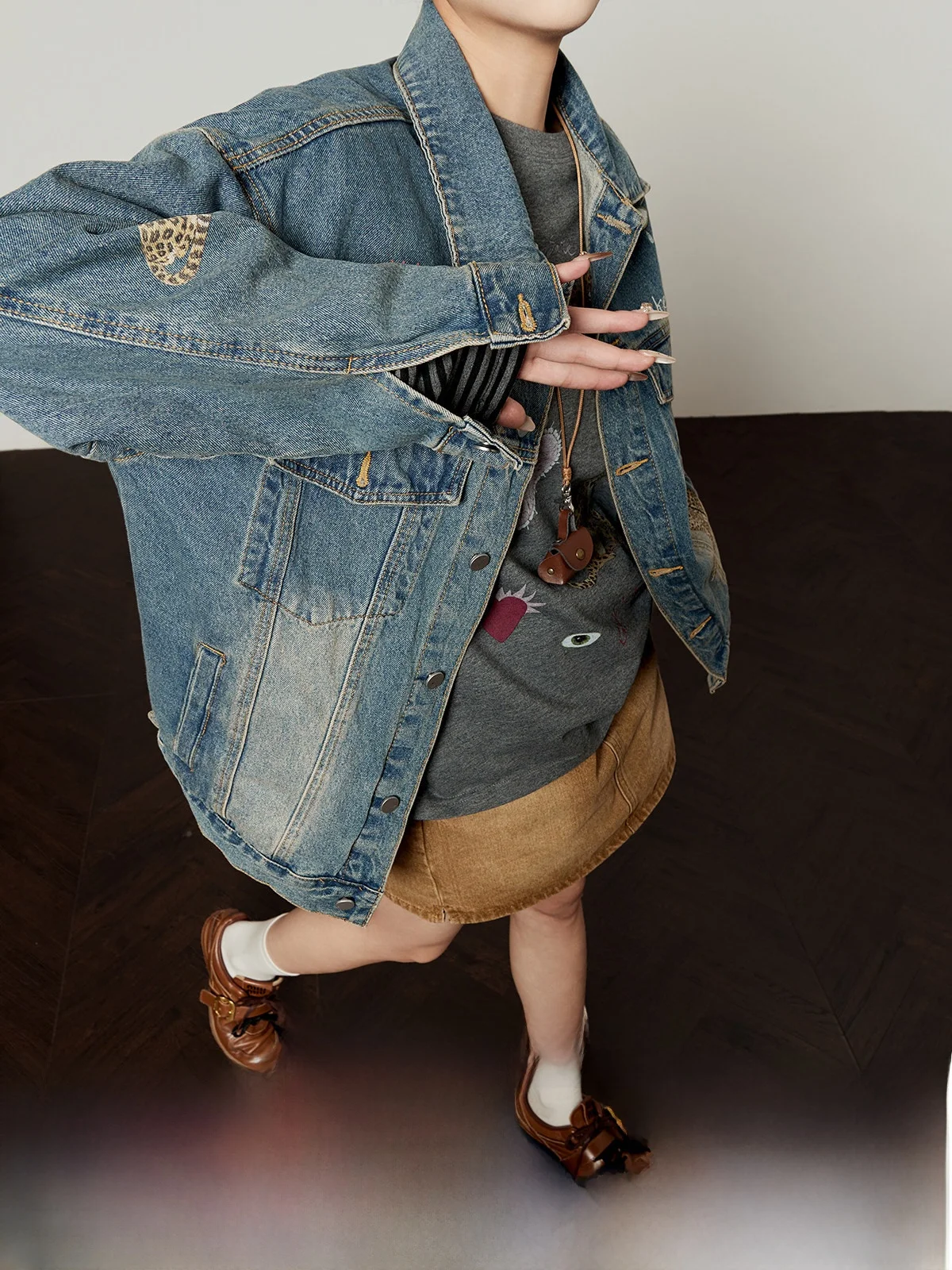 Retro Leopard Denim Jacket with Heart House Design Casual Loose Fit Short Coat for Women by Zhou Li Wu 2026 New Style Trendy
Retro Leopard Denim Jacket with Heart House Design Casual Loose Fit Short Coat for Women by Zhou Li Wu 2026 New Style Trendy