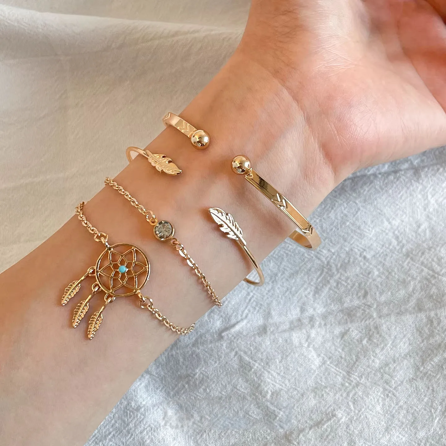 Romantic layered style dreamcatcher tassel feather bracelets for women exquisite design light luxury bracelet banquet jewelry
Romantic layered style dreamcatcher tassel feather bracelets for women exquisite design light luxury bracelet banquet jewelry