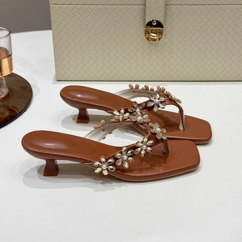 Женские тапочки, летние босоножки на среднем каблуке, нескользящая пляжная женская обувь на плоской подошве, роскошный дизайн, удобные женские тапочки
Женские тапочки, летние босоножки на среднем каблуке, нескользящая пляжная женская обувь на плоской подошве, роскошный дизайн, удобные женские тапочки