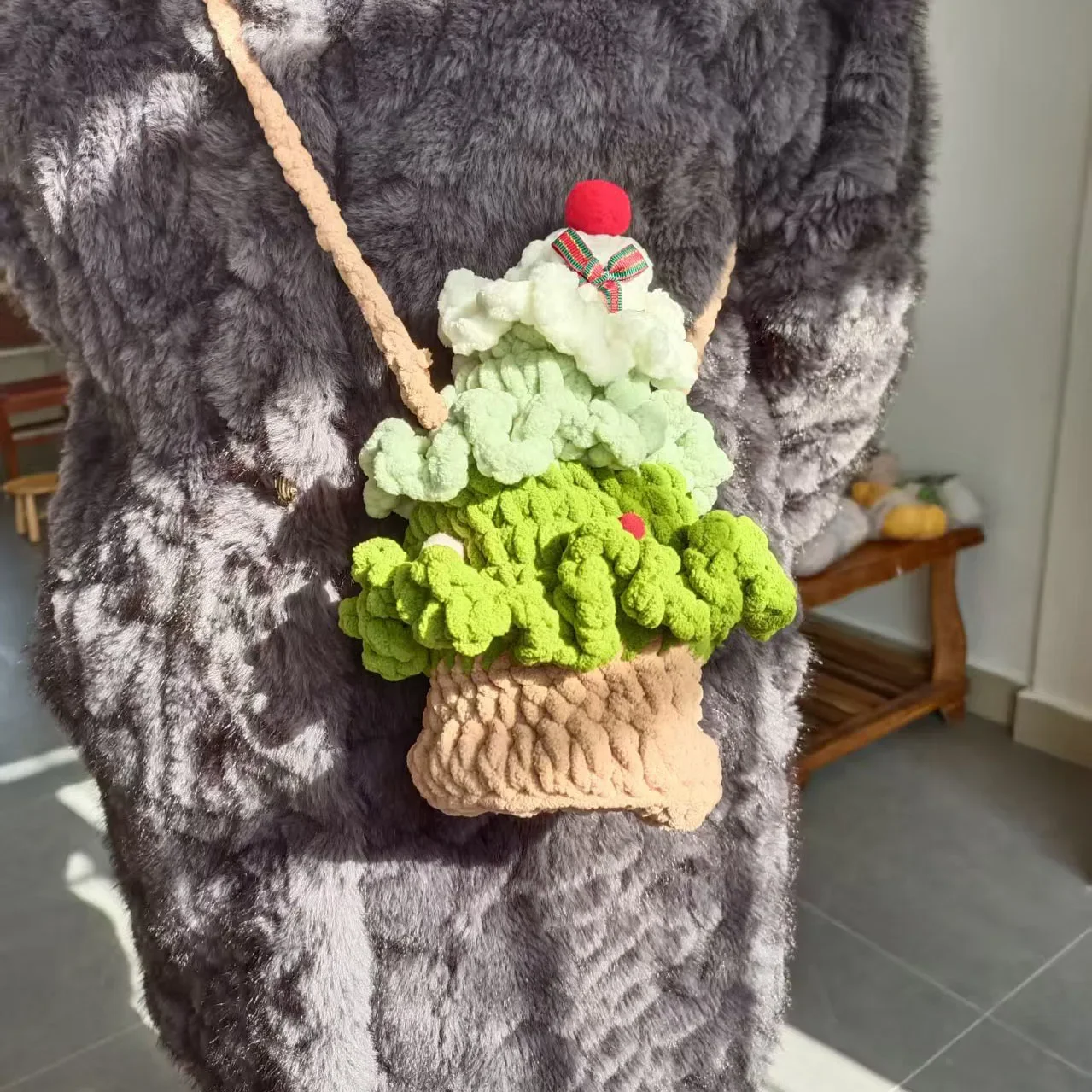 Вязаная вручную сумка-кошелек в форме рождественской елки ко Дню святого Валентина, оригинальный дизайн, чисто ручная работа, модный аксессуар
Вязаная вручную сумка-кошелек в форме рождественской елки ко Дню святого Валентина, оригинальный дизайн, чисто ручная работа, модный аксессуар