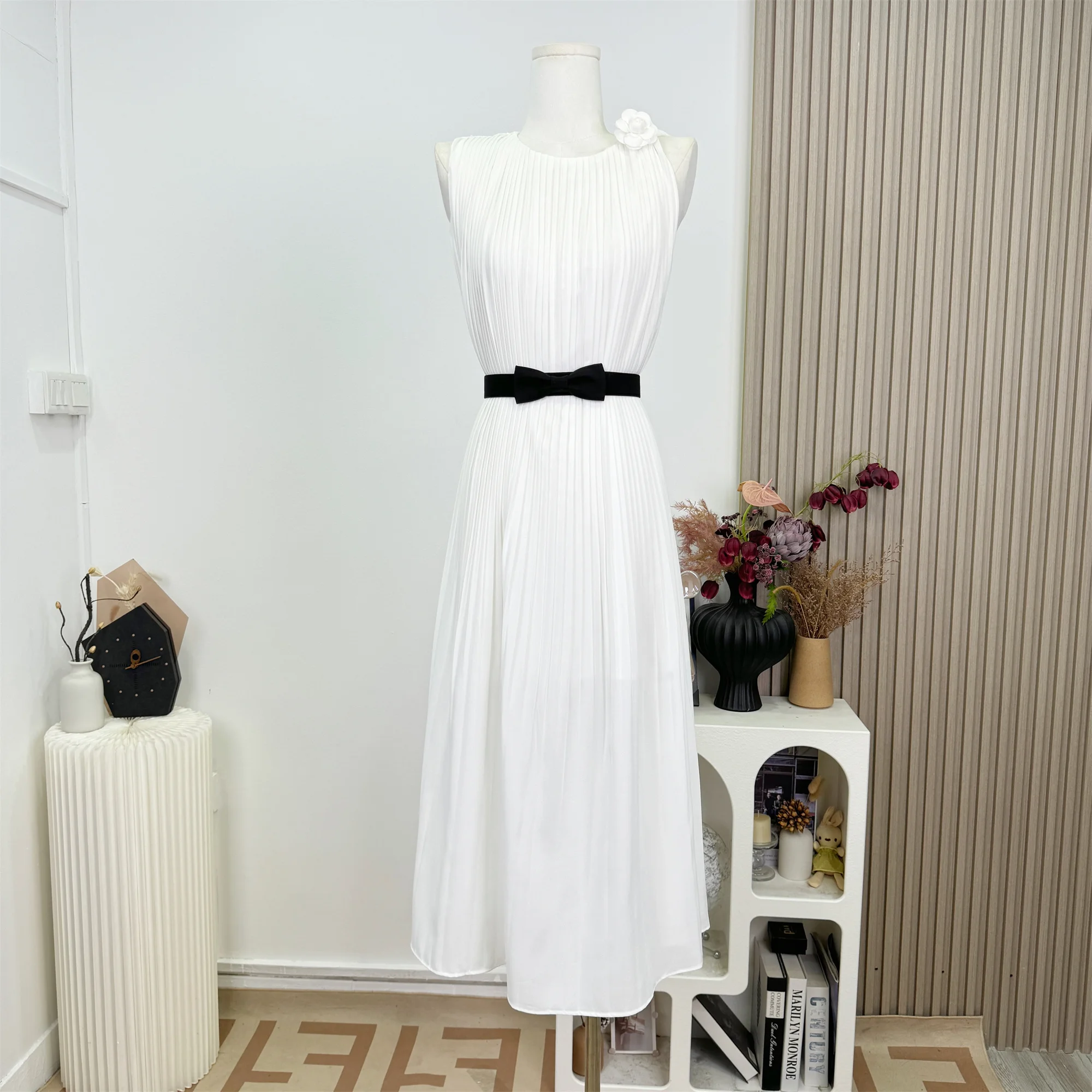 French Women White Round Neck Sleeveless Pleated Vest Long Dress Summer Elegant Off Shoulder Holiday Bow Dress Popular Clothing
French Women White Round Neck Sleeveless Pleated Vest Long Dress Summer Elegant Off Shoulder Holiday Bow Dress Popular Clothing