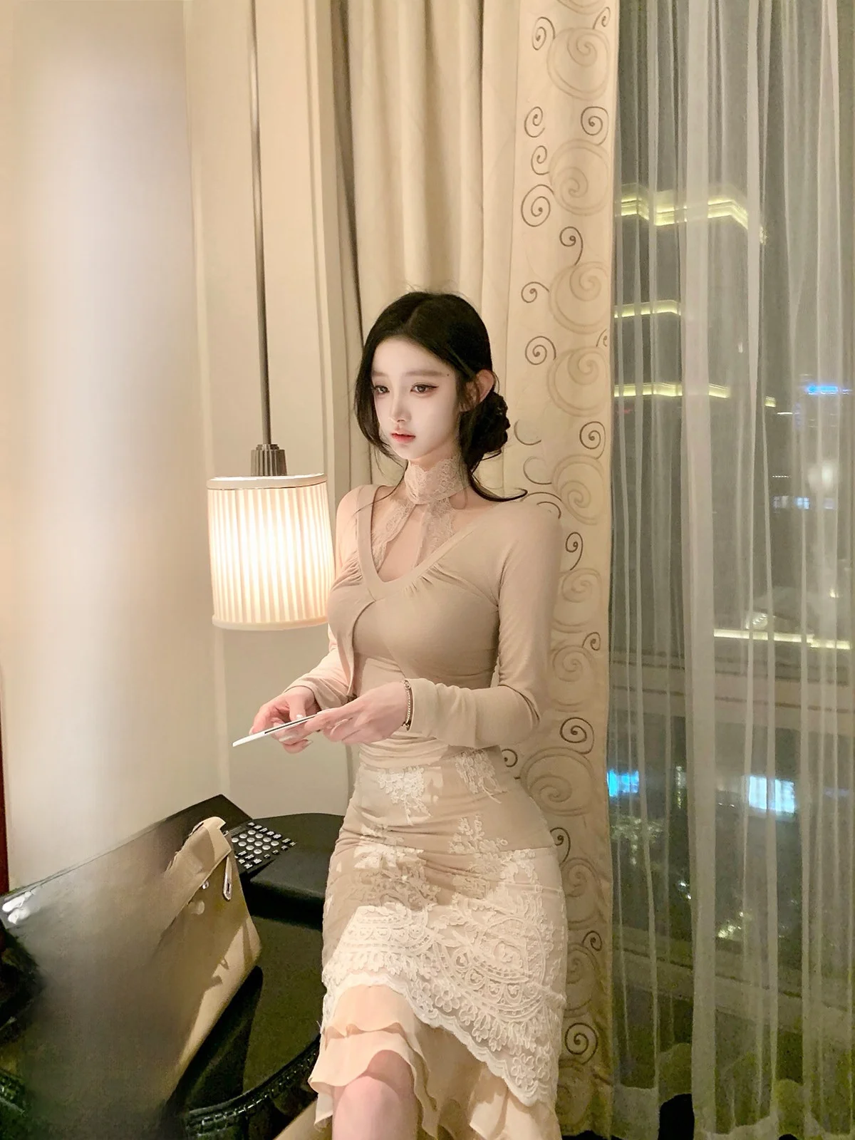 Острый хот-дог 【Flower Love God】: Кружевной топ с вырезом на шее и белая кружевная юбка-трапеция для зимы, повседневная, приталенная, H-образного силуэта
Острый хот-дог 【Flower Love God】: Кружевной топ с вырезом на шее и белая кружевная юбка-трапеция для зимы, повседневная, приталенная, H-образного силуэта