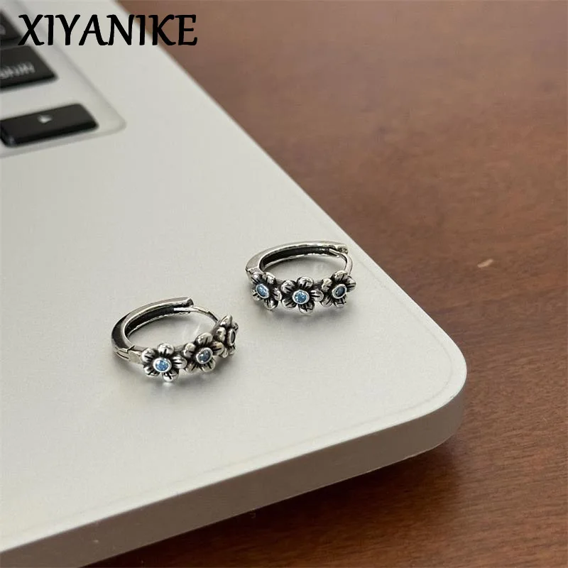 XIYANIKE French Simple Blue Flower Hoop Earrings For Women Lady Delicate Fashion New Trendy Jewelry Girl Gift Party aretes
XIYANIKE French Simple Blue Flower Hoop Earrings For Women Lady Delicate Fashion New Trendy Jewelry Girl Gift Party aretes