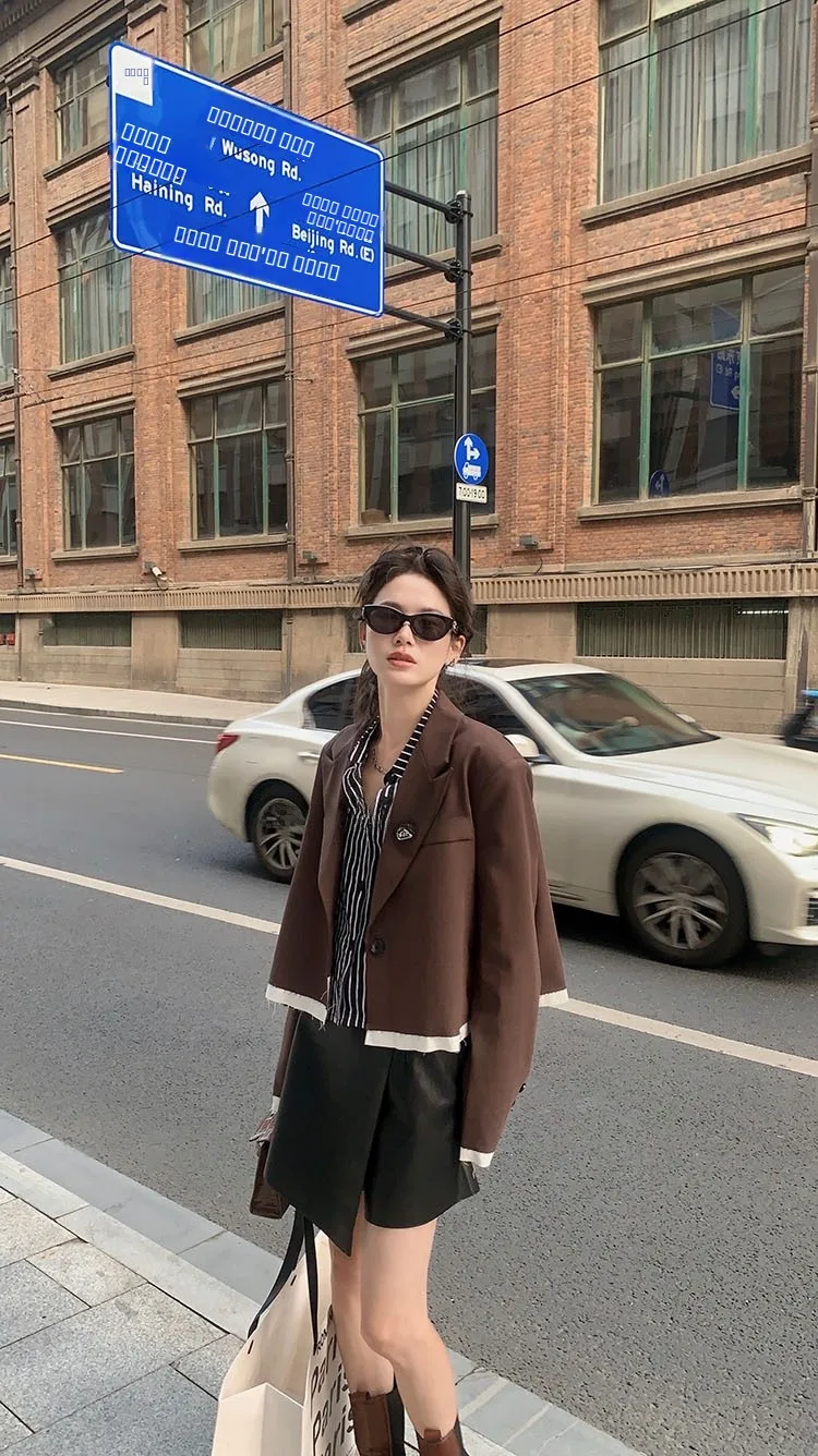 Casual Korean Sle ort Tailored Coat for Women Autumn Winter Faion Color Blo Design Lapel Jaet with Fur Trim
Casual Korean Sle ort Tailored Coat for Women Autumn Winter Faion Color Blo Design Lapel Jaet with Fur Trim