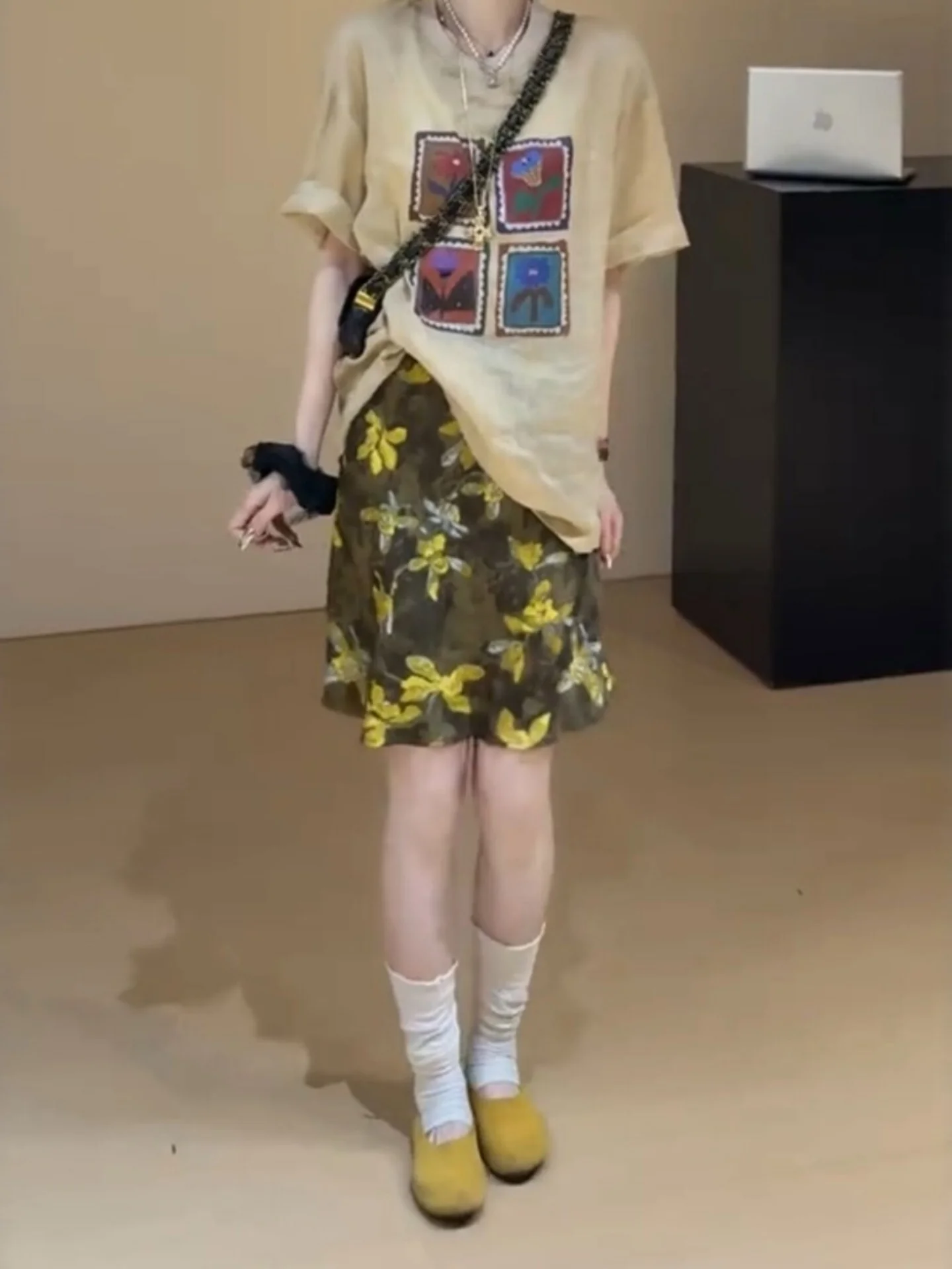 Summer New High Waist A-Line Skirt Women's Retro Oil Painting Print Slimming Anti-Light Short Skirt Casual Style Short S...
Summer New High Waist A-Line Skirt Women's Retro Oil Painting Print Slimming Anti-Light Short Skirt Casual Style Short S...