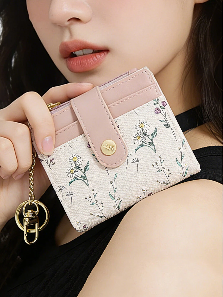 Fashionable High-End Floral Print Short Wallet Korean Style Texture Leather Women's Card Bag 2026 New Compact Card Bag Hook Bag
Fashionable High-End Floral Print Short Wallet Korean Style Texture Leather Women's Card Bag 2026 New Compact Card Bag Hook Bag