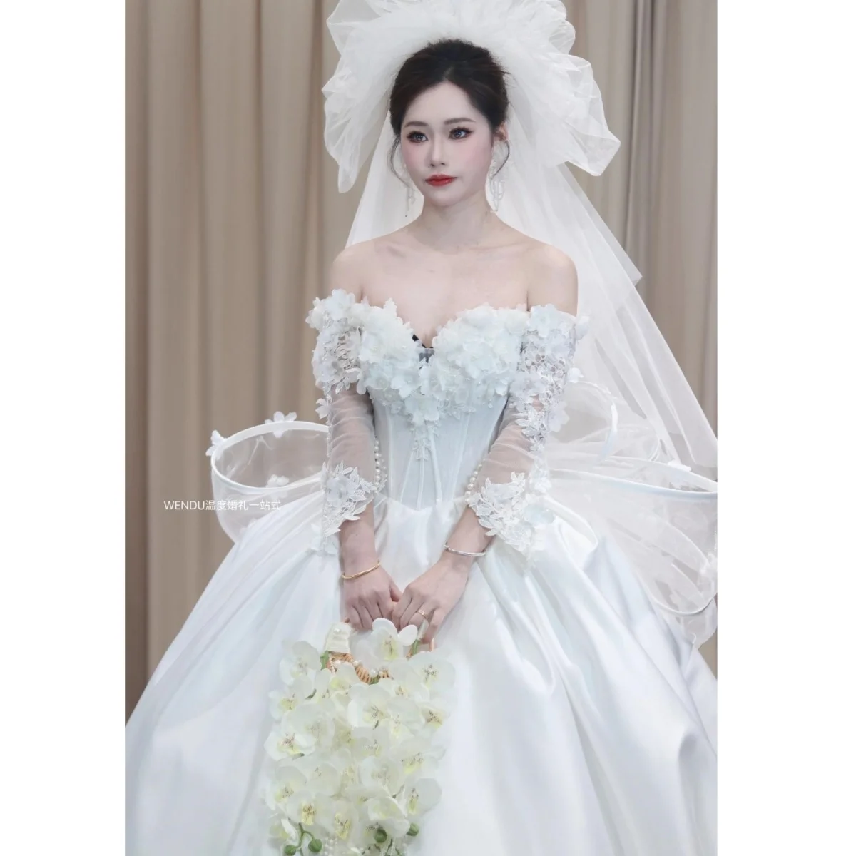 KisswhiteNovias Green Collection Customized Satin Wedding Dress Lace Flowers Crystals Bridal Dresses
KisswhiteNovias Green Collection Customized Satin Wedding Dress Lace Flowers Crystals Bridal Dresses