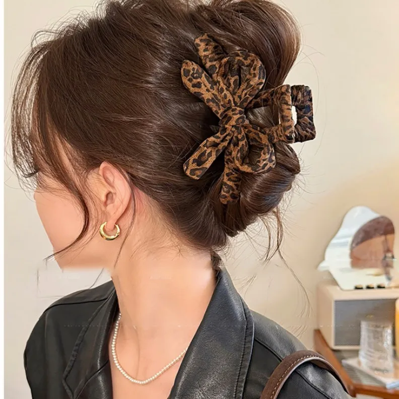 Leopard Print Bow Large Hair Claw Clip French Retro Shark Style for Women Back Head Updo Versatile Black
Leopard Print Bow Large Hair Claw Clip French Retro Shark Style for Women Back Head Updo Versatile Black