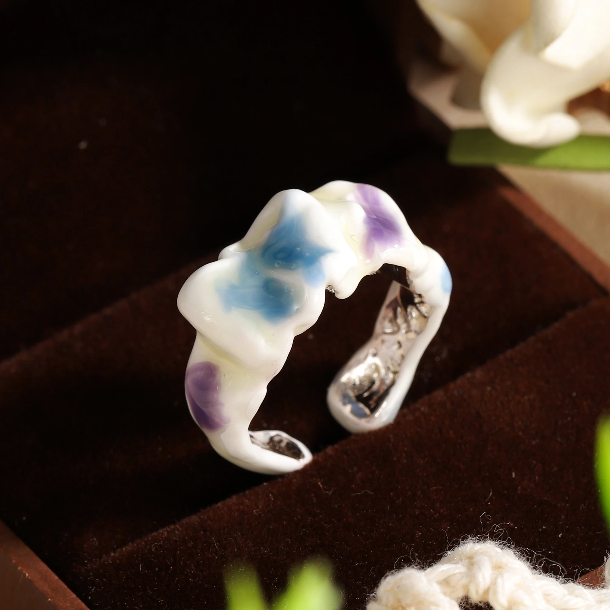 This ring features an irregular, undulating design with a purple-blue gradient, making it the perfect gift.
This ring features an irregular, undulating design with a purple-blue gradient, making it the perfect gift.