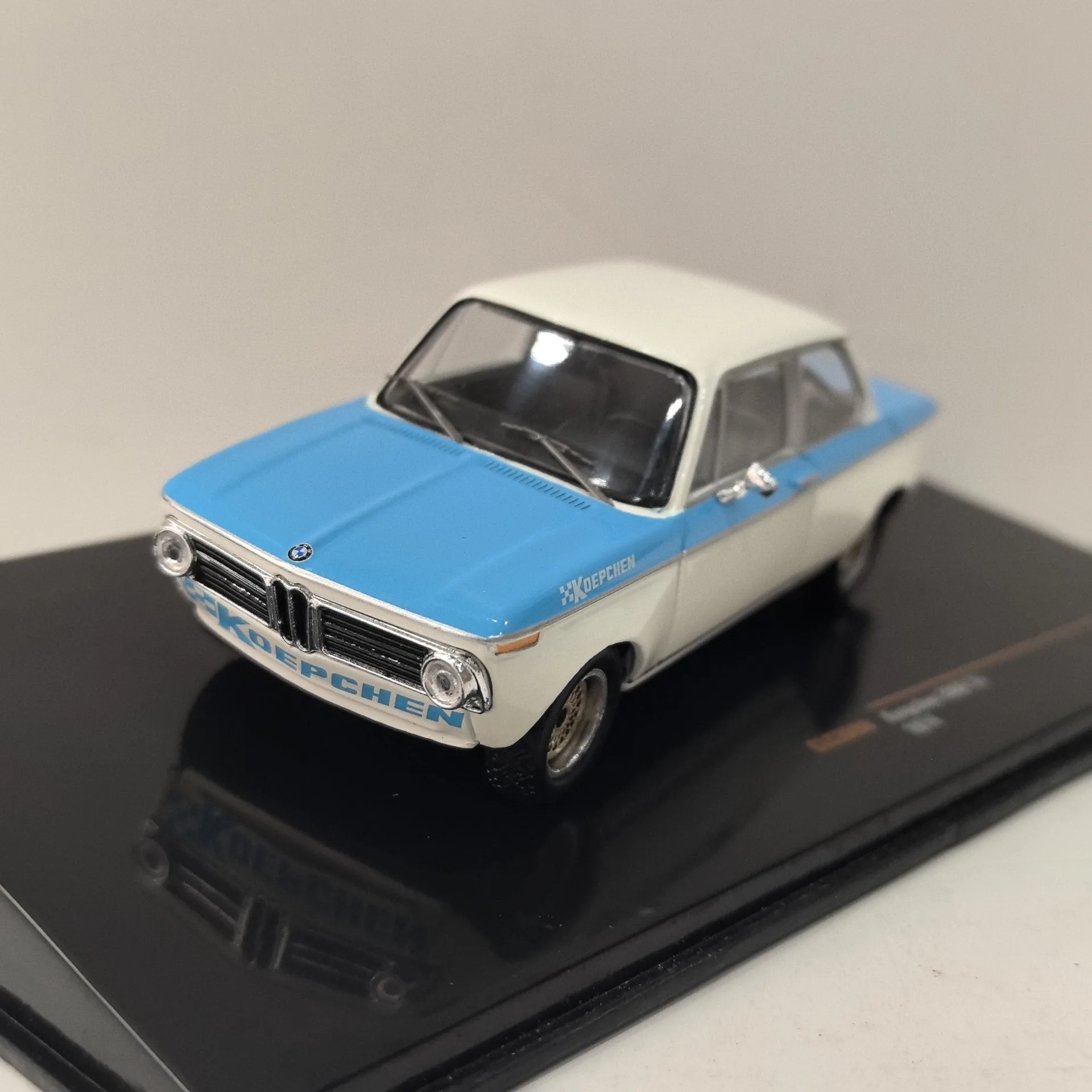 Литой под давлением IXO масштаб 1/34, BMW KOEPCHEN 2002 TII 1974, модель автомобиля из сплава, Коллекционная игрушка, подарок, сувенир, демонстрационные украшения 
Литой под давлением IXO масштаб 1/34, BMW KOEPCHEN 2002 TII 1974, модель автомобиля из сплава, Коллекционная игрушка, подарок, сувенир, демонстрационные украшения